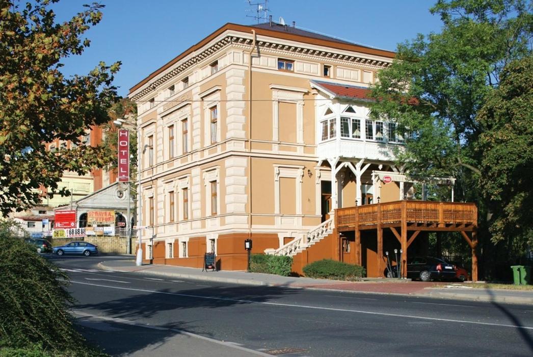 Hotel Mertin Хомутов Экстерьер фото