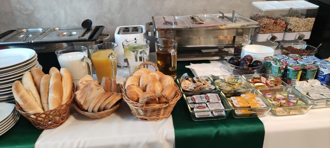 Hotel Mertin Хомутов Экстерьер фото