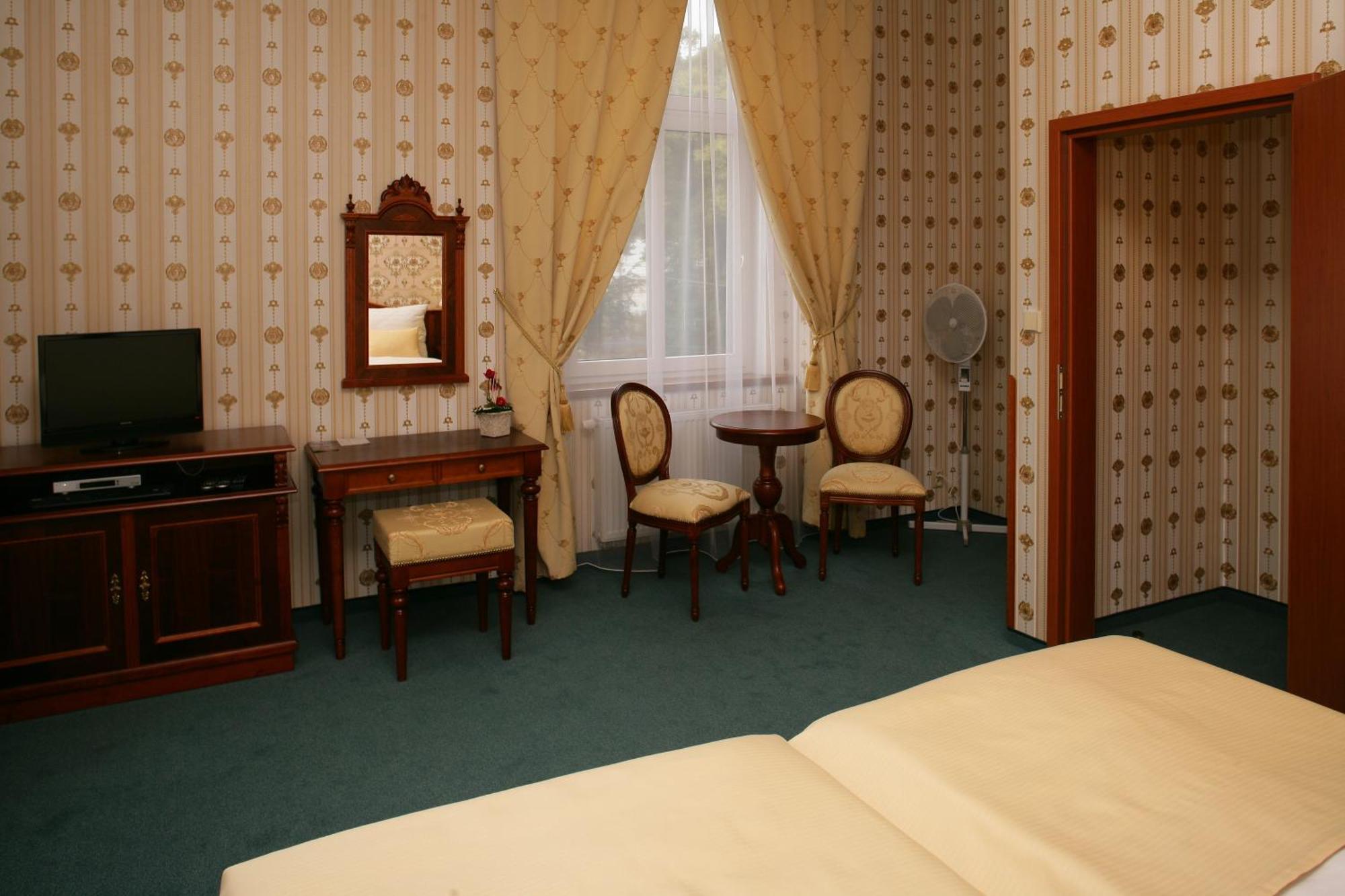 Hotel Mertin Хомутов Экстерьер фото
