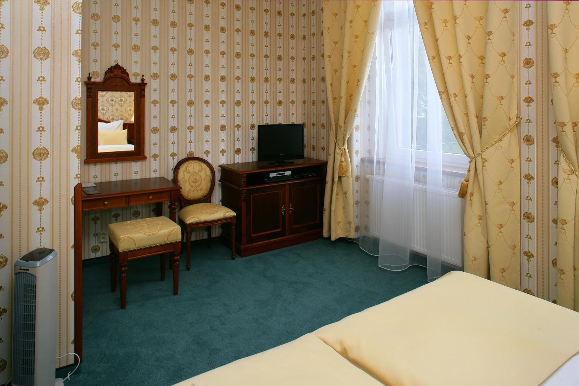 Hotel Mertin Хомутов Экстерьер фото