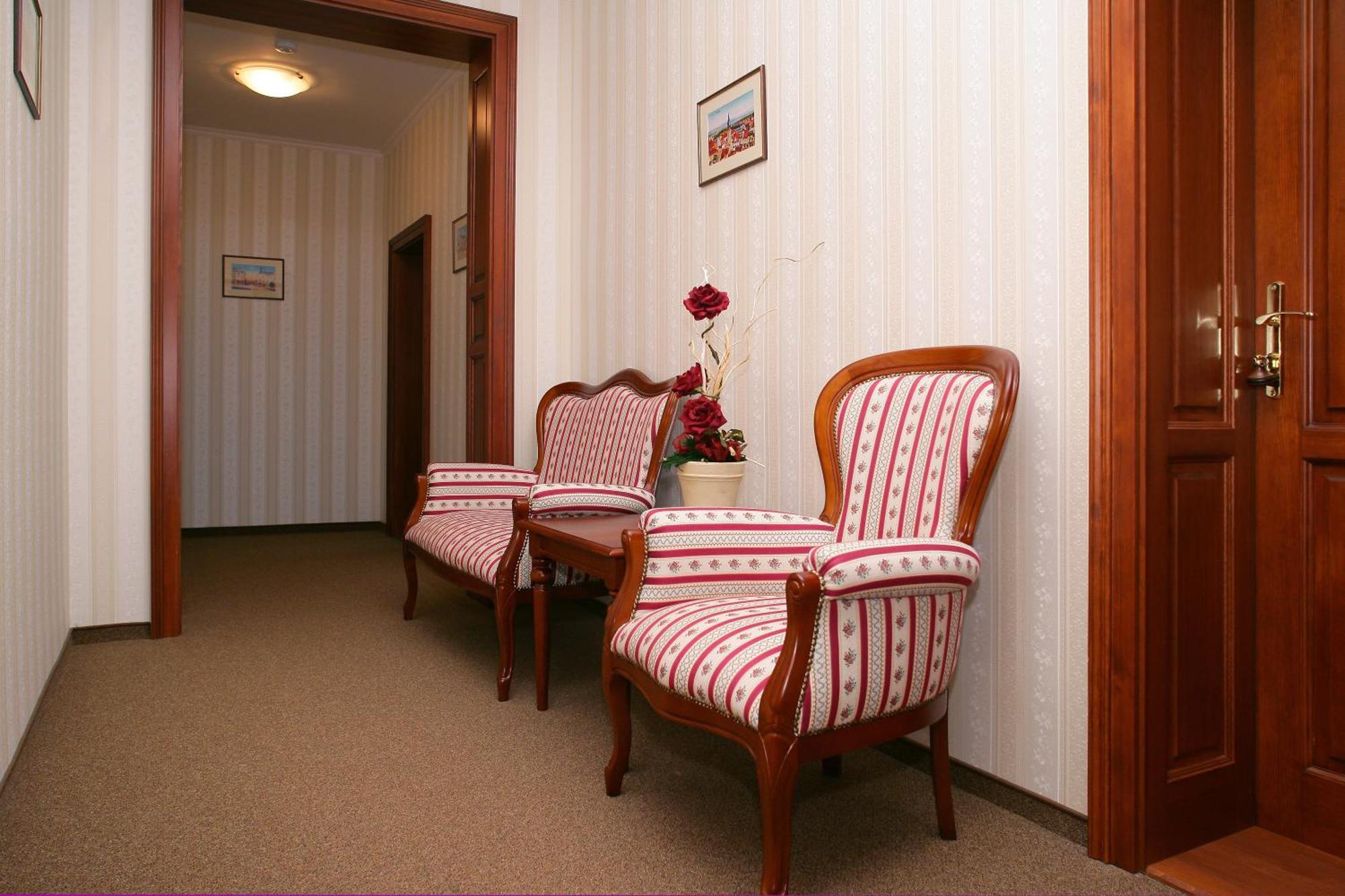 Hotel Mertin Хомутов Экстерьер фото